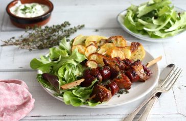 Kakukkfüves-lilahagymás saslik tepsis sült burgonyával