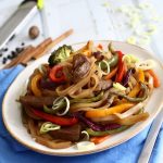 Fahéjas-szerecsendiós-szegfűborsos pácolt felsőcombfilé színes rizstésztával