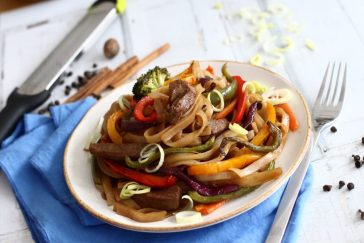 Fahéjas-szerecsendiós-szegfűborsos pácolt felsőcombfilé színes rizstésztával