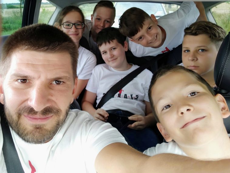 Ruzsinszki György edző és karatékái versenyre tartanak 2020. augusztus 8-án