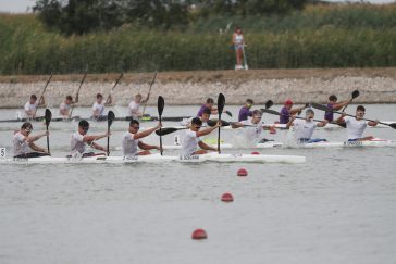 Az 5. számú hajó negyedik beülőjében Keller Gergő evez. Ezt a számot megnyerte ez az egység