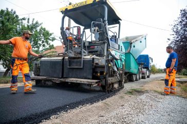 Zajlik a Dózsa György utca aszfaltozása Csabacsűdön