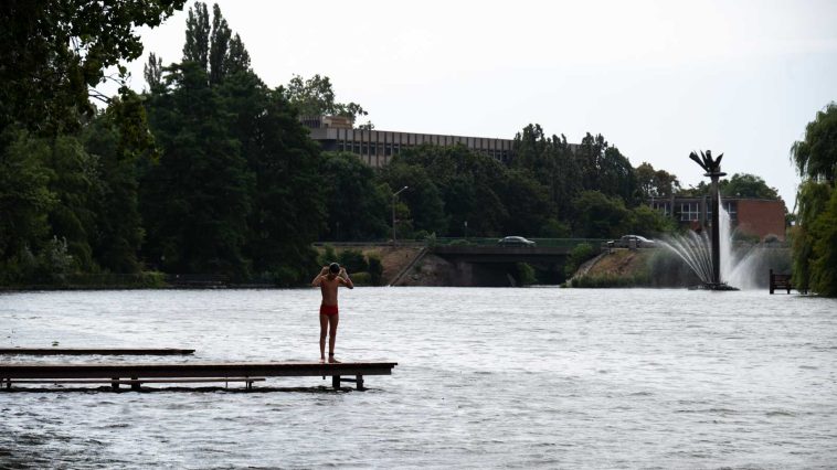 Optimista úszó melegíteni készül a 2022. augusztus 20-án megrendezett Trianoni Emléktusán