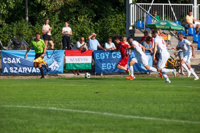 Barna Viktor (piros / Szarvasi FC 1905) megnehezítette a határozottan játszó végegyházi hátvédek dolgát