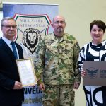 Jancsurák József, Vantal Zsolt és Ozsváth Zsuzsanna a csatlakozási szerződés aláírását követően