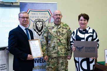 Jancsurák József, Vantal Zsolt és Ozsváth Zsuzsanna a csatlakozási szerződés aláírását követően