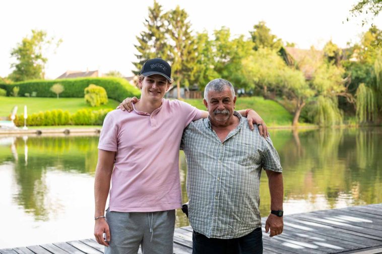 A siker tárgya és kovácsa a kovácsműhelyben: Keller Gergő és edzője, Bátor György 'Doxy' a szarvasi vízitelepen