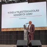 Bődi János, a Békés Megyei Kereskedelmi és Iparkamara általános alelnöke tartott előadást a Békés Megyei Építőipari Kiállításon, Ingatlanbörzén és Családi Napon