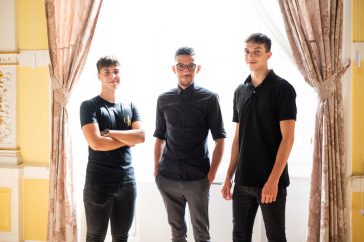 Korbely Patrik, Farkas Márk és Vaskor Gergő a Halloween Party színhelyén, az Árpád Szálló dísztermében