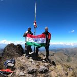 Molnár Ábel és segítője a Mount Giluwe 4367 méteres csúcsán