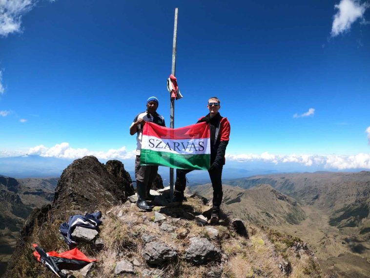 Molnár Ábel és segítője a Mount Giluwe 4367 méteres csúcsán