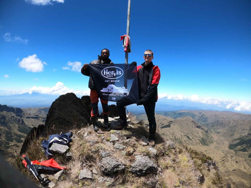 Molnár Ábel és hegyivezetője a Mount Giluwe 4367 méteres csúcsán