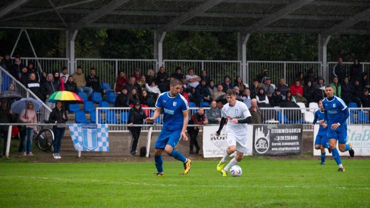A 18. életévét még be nem töltött Kerekes Sándor (fehérban) a Szarvasi FC 1905 OMTK ULE 1913 elleni mérkőzésen