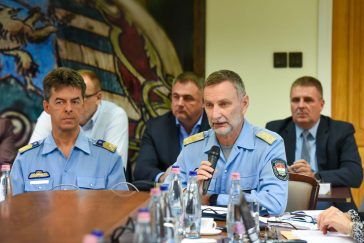 2022. szeptember 1. hatállyal Vörös Ferenc r. ezredes Békés megye rendőrkapitánya, A képen Vörös Ferenc r. ezredes dr. Balogh János r. altábornagy, országos rendőrfőkapitány