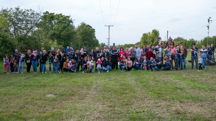 A 2021-ben született 44 embercsemete örömére 44 platáncsemetét ültettek Békésszentandráson szombat délután