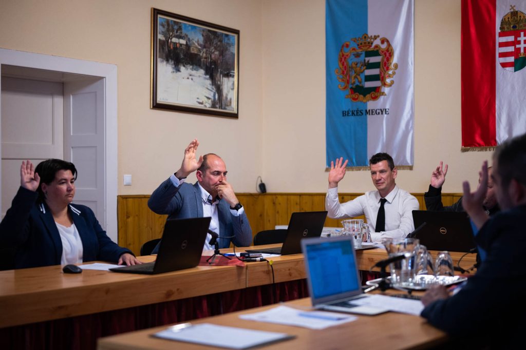 Sinka Dóra és Major Attila képviselők, valamint dr. Lesfalvi Balázs alpolgármester a testület 2022. szeptember 26-i ülésén
