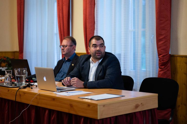 Virág Sándor képviselő a Gazdasági és Turisztikai Bizottság döntéseit tolmácsolta. A képen mögötte Rusz Mihály képviselő.