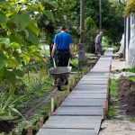 Zajlik a járdafelújítás Csabacsűdön