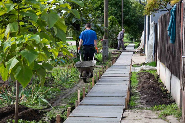 Zajlik a járdafelújítás Csabacsűdön