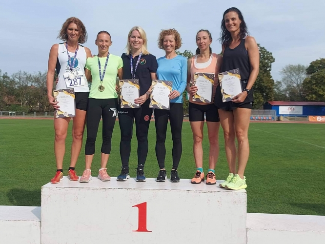 Frankó Csilla (j3 kékben) negyedik lett 1500 méteren