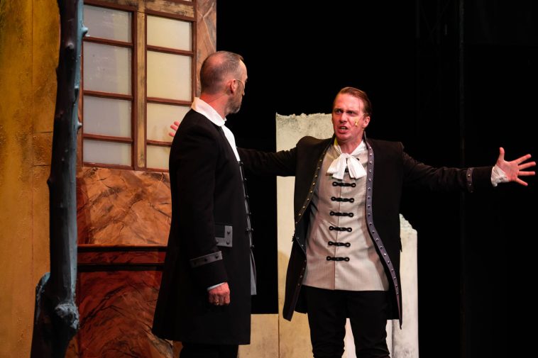 Szente Árpád Csaba a Cervinus Teátrum Az Akácember című darabjának címszerepében Tessedik Sámuelt alakítja