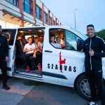 Karatésok a karateakadémia előtt a támogatóknak köszönhetően megvásárolt kisbusszal