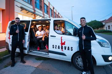 Karatésok a karateakadémia előtt a támogatóknak köszönhetően megvásárolt kisbusszal