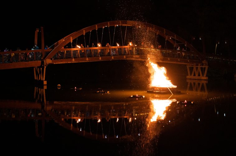 Lángol a Körösbe állított máglya 2022. szeptember 29-éb