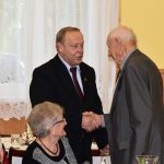 Molnár József köszönti Petyován Andrást, Csabacsűd legidősebb férfilakosát