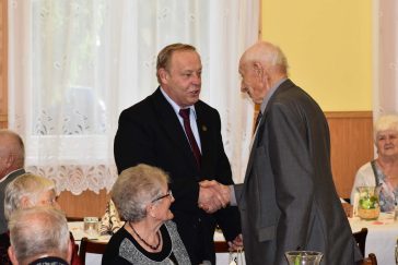 Molnár József köszönti Petyován Andrást, Csabacsűd legidősebb férfilakosát