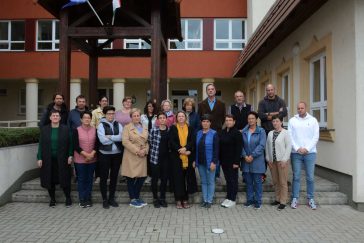 Vajdás tanárok az országos tanártiltakozások reggelén 2022. október 5-én iskolájuk előtt