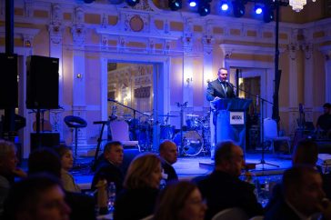 Bődi Péter, az Integrál Építő Zrt. vezérigazgatója köszönti a vendégeket a cég alapításának 40. évfordulóján