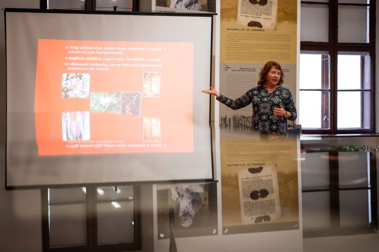 Dr. Valkovszky Noémi előadása nyitotta a Múzeumok Őszi Fesztiválja 2022-es programsorozatát a Tessedik Sámuel Múzeumban