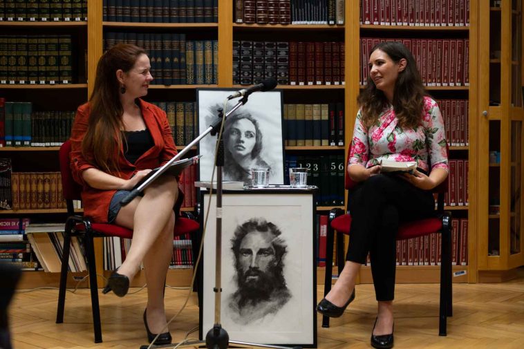 Hegedűs Éva és Kakuk Móni a Városi Könyvtárban tartott könyvbemutatón