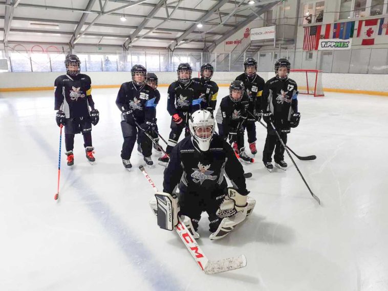 A Kiskőrösön jégre lépő U12-es szarvasi csapat