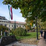 Felvonják a zászlót az 56-os eseményekre való megemlékezésen Szarvason 2022. október 21-én