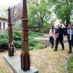 A Csabacsűdi Trefort Ágoston Általános Iskola igazgatója, Sutyinszki Zoltán és az intézmény két diákja koszorút helyez el az 56-os emlékműnél 2022. október 23-án Csabacsűdön