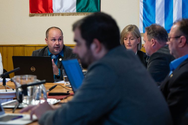 Sinka Imre polgármester és Csépainé Tóth Gabriella jegyző a 2022. október 24-i testületi ülésen