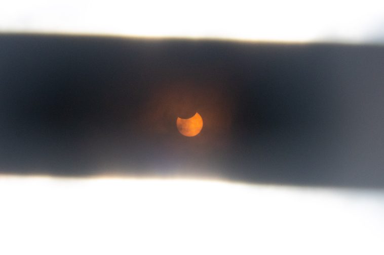 Napfogyatkozás Szarvas főteréről 2022. október 25-én