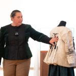 Urbancsokné Pljesovszki Ildikó a kozsuchok történetéről mesél a Tessedik Sámuel Múzeumban