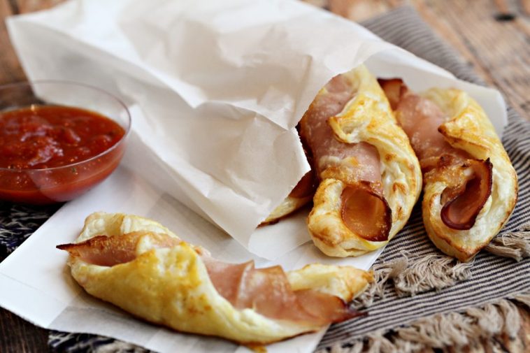 Pulykasonkás-kecskesajtkrémes kifli