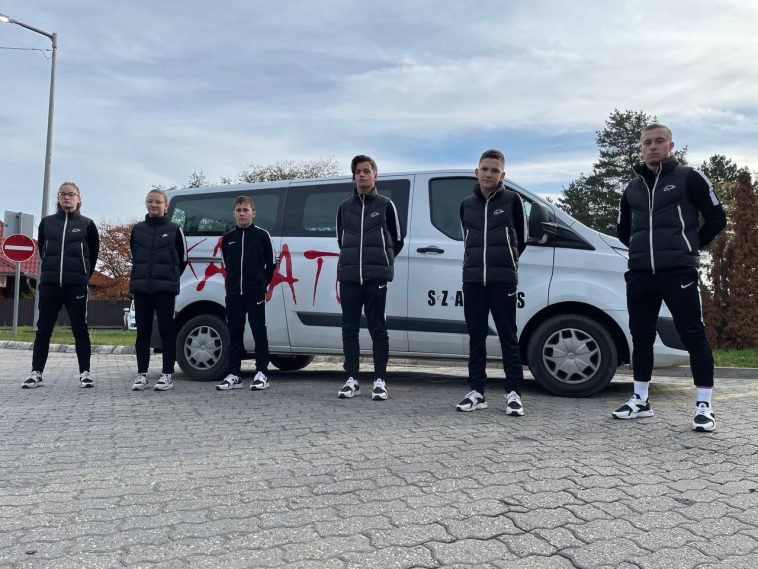 Indulnak a szarvasi karatésok a diákolimpiára