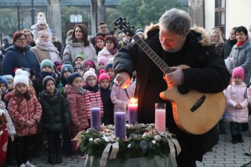 Horváth Z. Olivér meggyújtja az első gyertyát a GFE Gyakorlójának udvarán