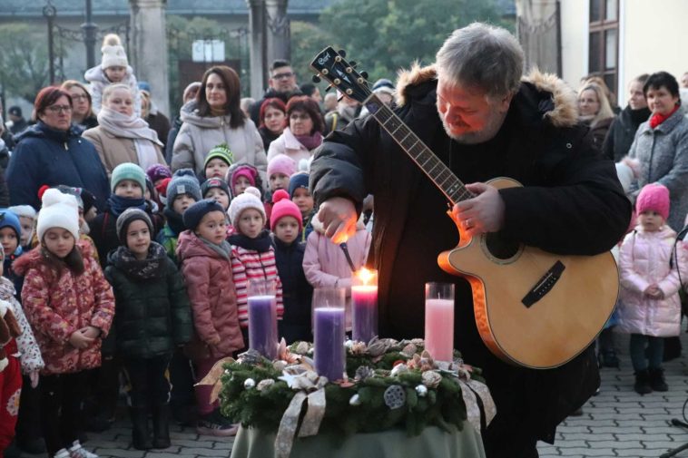 Horváth Z. Olivér meggyújtja az első gyertyát a GFE Gyakorlójának udvarán
