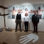 A 3T, azaz Szuhaj György, Novák Attila és Kukár István a Ruzicskay Alkotóházban kiállításuk megnyitóján 2022. október 15-én