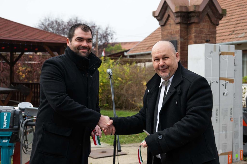 Virág Sándor képviselő, a Településfejlesztési és Projektelőkészítési Bizottság elnöke, és Sinka Imre az átadón