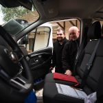 Virág Sándor képviselő, a Településfejlesztési és Projektelőkészítési Bizottság elnöke, és Rágyanszki György tanyagondnok megtekinti az új Renault Traficot