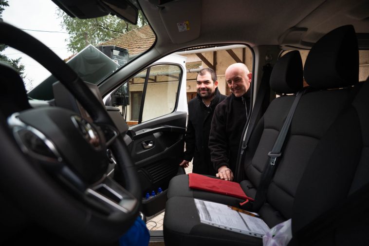 Virág Sándor képviselő, a Településfejlesztési és Projektelőkészítési Bizottság elnöke, és Rágyanszki György tanyagondnok megtekinti az új Renault Traficot