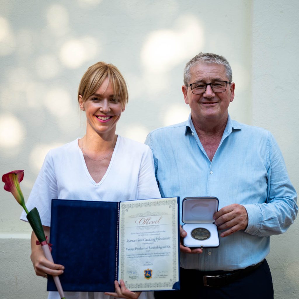 Valentinyi Fruzsina és Valentinyi Károly az idei városnapon vehette át Szarvas Város Képviselő-testületének gazdaságfejlesztésért járó díját