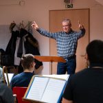 A Vidám évbúcsúztató koncertre gyakorol Szarvas Város Fúvószenekara Szabados-Tóth Gábor vezetésével 2022. november 18-án